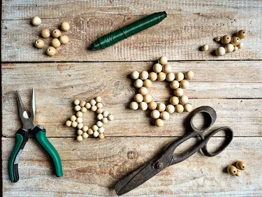 Weihnachtsstern aus Perlen basteln, DIY, Perlenstern Weihnachten, die Materialien