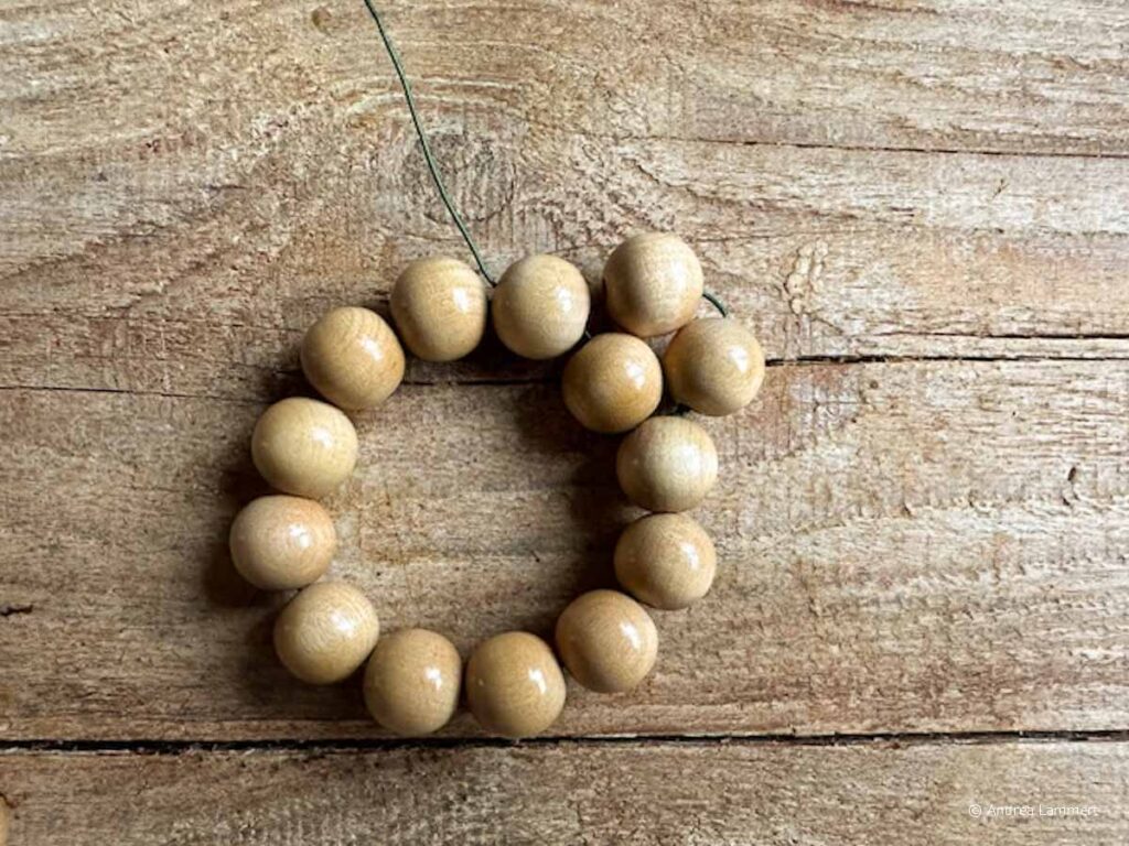 Weihnachtsstern aus Perlen basteln, DIY, Perlenstern Weihnachten, die Materialien