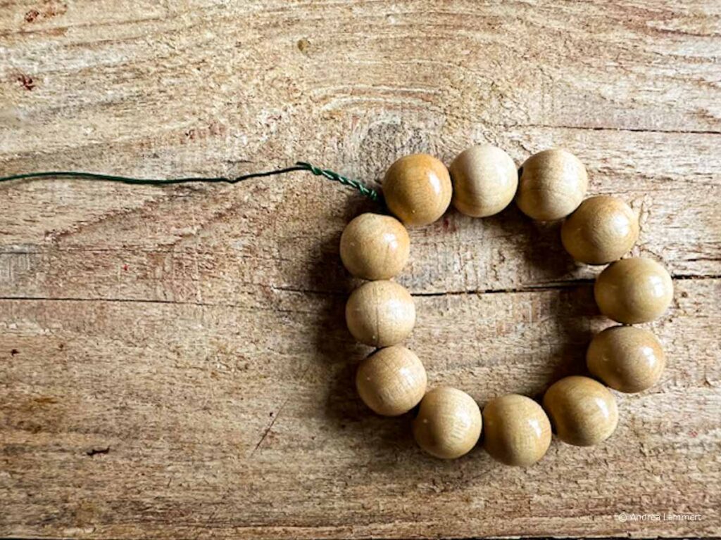 Weihnachtsstern aus Perlen basteln, DIY, Perlenstern Weihnachten, die Materialien