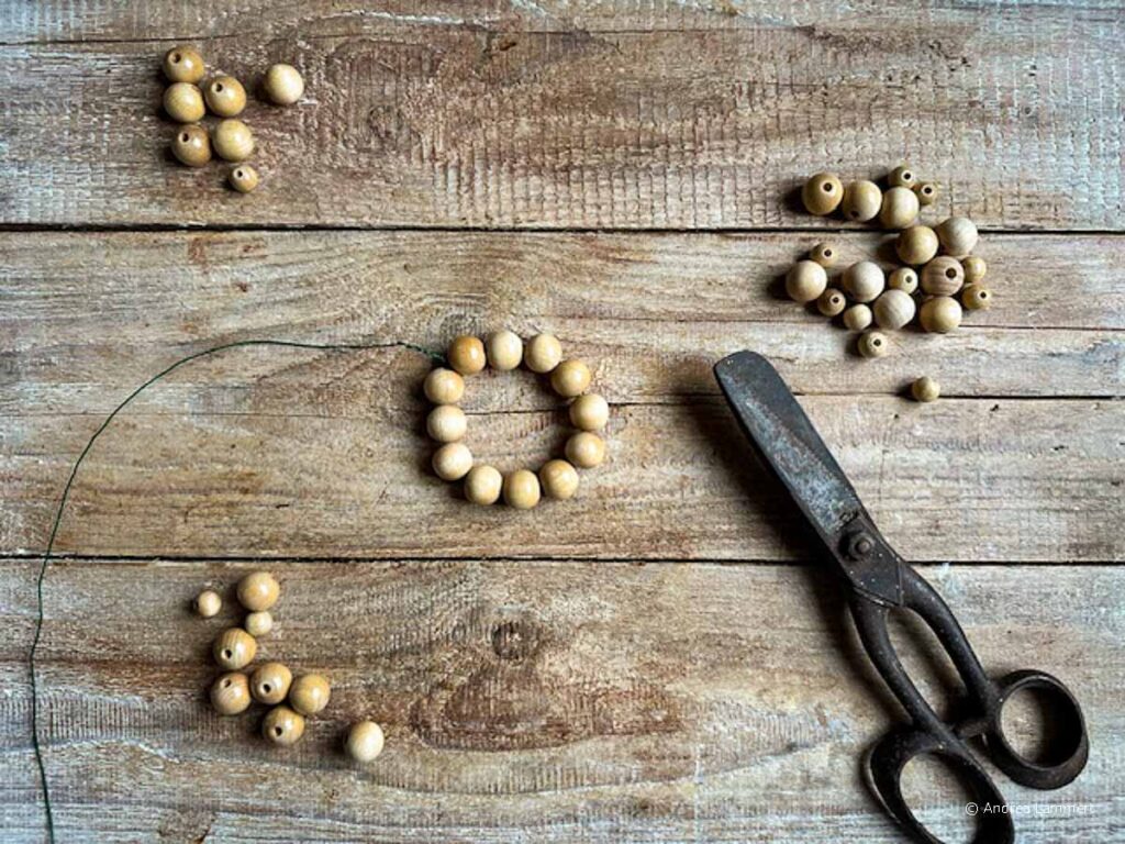 Weihnachtsstern aus Perlen basteln, DIY, Perlenstern Weihnachten, die Materialien