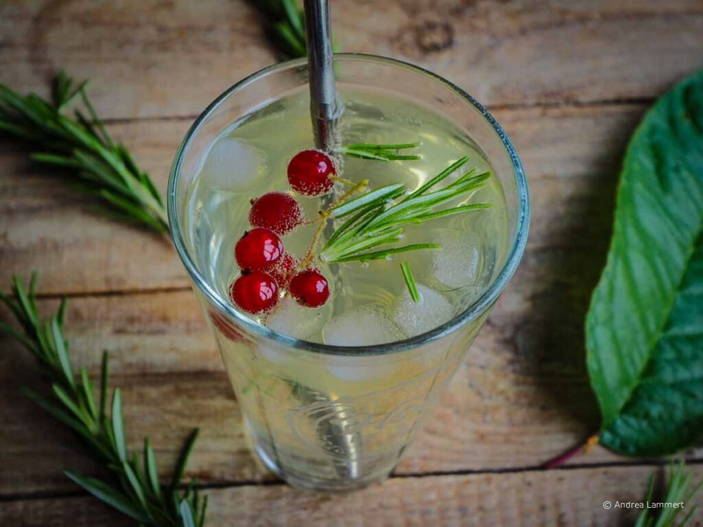 Rezept für selbstgemachte Limonade aus Kirschblättern und Rosmarin