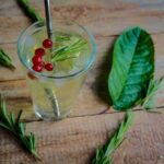 Rezept für selbstgemachte Limonade aus Kirschblättern und Rosmarin