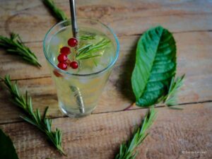 Rezept für selbstgemachte Limonade aus Kirschblättern und Rosmarin