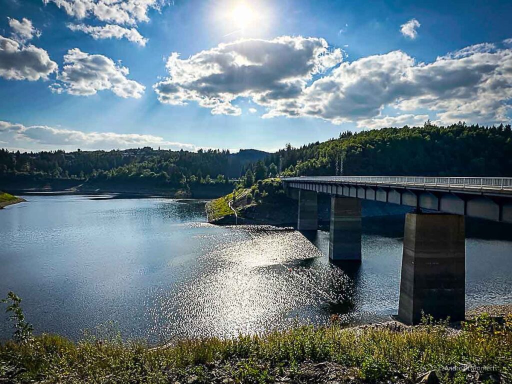 Badeseen im Harz, hier die Okertalsperre, mit Bramkebrücke